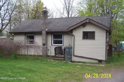 111 Squirrel Ln, Cresco, PA 18326