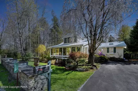 522 Prices Dr, Cresco, PA 18326