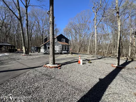 155 Sparrow Loop, Bushkill, PA 18324