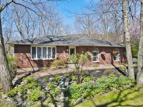121 Michael Ln, Stroudsburg, PA 18360