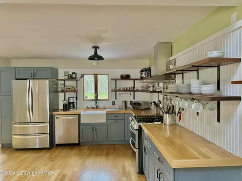 225 Whippoorwill Dr, Bushkill, PA 18324 photo 3