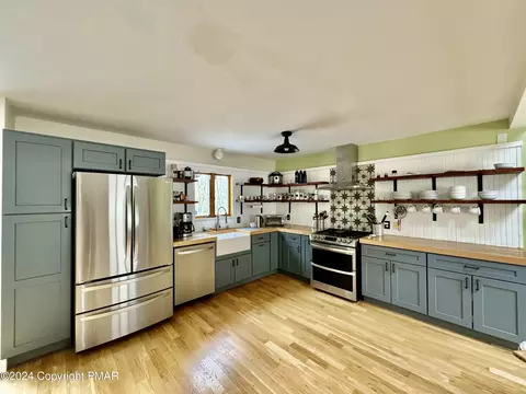 225 Whippoorwill Dr, Bushkill, PA 18324 photo 4