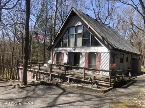 255 Otter Ln, Bushkill, PA 18324