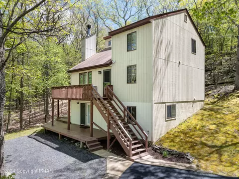 120 Cornwall Pl, Bushkill, PA 18324