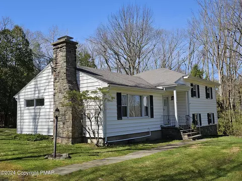 1307 390 Rte, Cresco, PA 18326