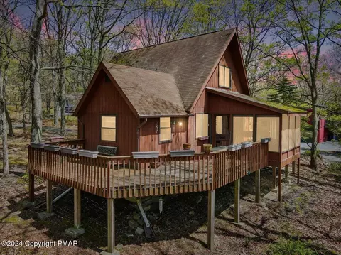 5172 E Woodbridge Dr, Bushkill, PA 18324