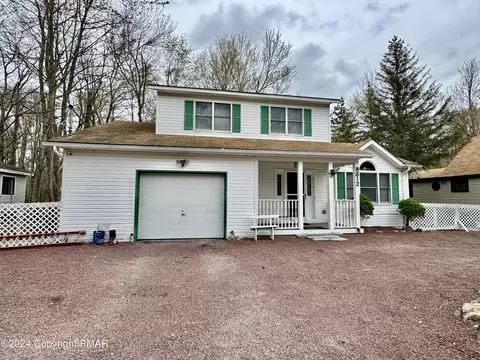955 Country Dr, Tobyhanna, PA 18466
