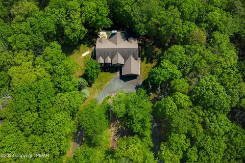 229 Washington Dr, Hawley, PA 18428
