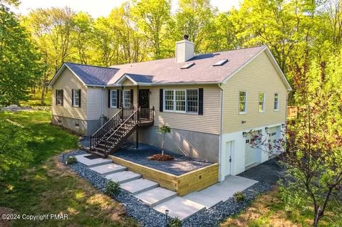 101 Meadow View Ct, Shohola, PA 18458
