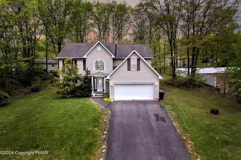 2 Summit Dr, Mount Pocono, PA 18344