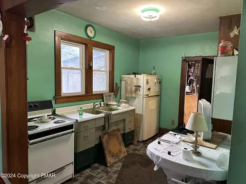 12 Station Ln, Weatherly, PA 18255