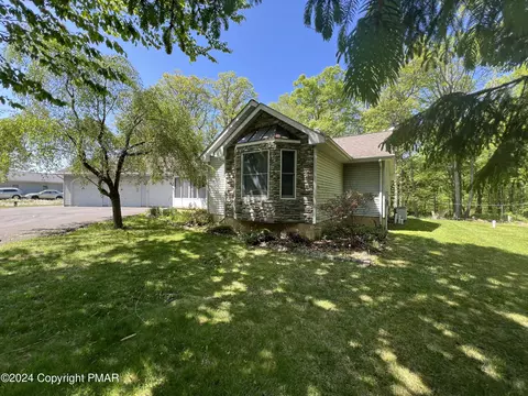 2960 Valley View Dr, Bath, PA 18014