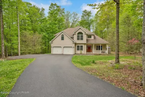 2226 Maple Leaf Ct, Pocono Lake, PA 18347