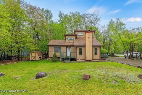 790 Country Place Dr, Tobyhanna, PA 18466