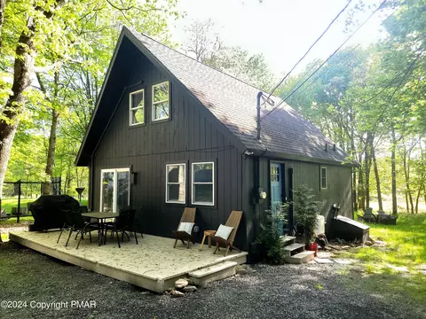 1043 Cricket Ln, Long Pond, PA 18334