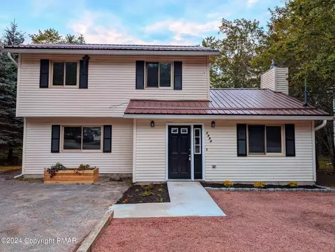 8407 Porcupine Dr, Tobyhanna, PA 18466