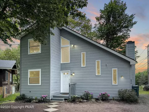 102 Feather Ln, Tobyhanna, PA 18466