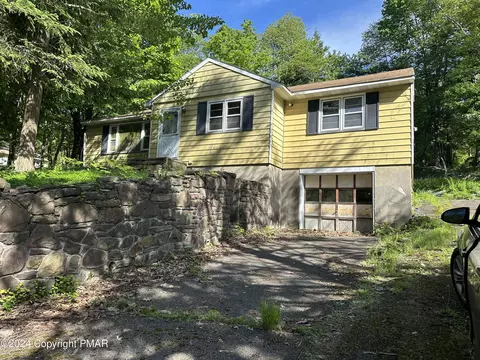 96 Kinney Ave, Mount Pocono, PA 18344