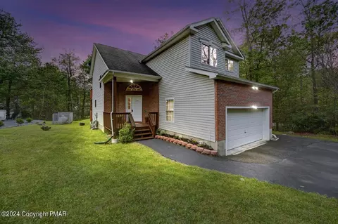 102 Black Bear Ln, Tobyhanna, PA 18466