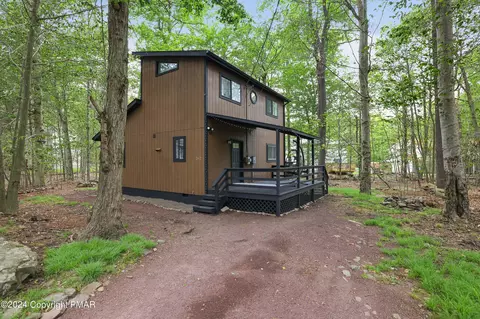 2946 Vera Ct, Tobyhanna, PA 18466