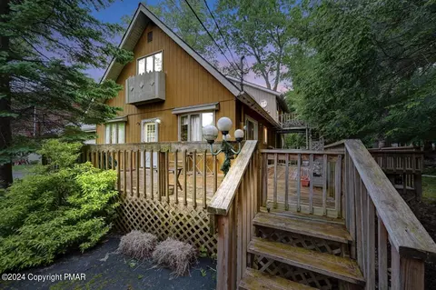 322 Scotch Pine Dr, Pocono Summit, PA 18346