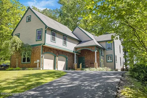 105 Creekside Rd, Buck Hill Falls, PA 18323