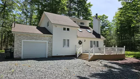 9732 Cardinal Ln, Tobyhanna, PA 18466