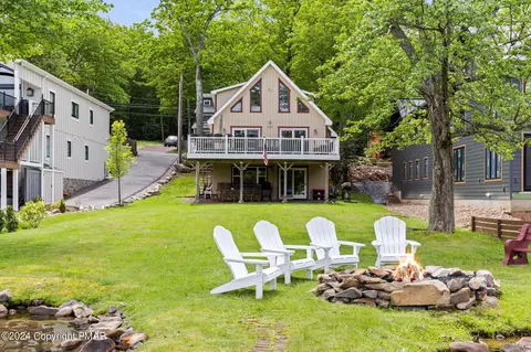84 S Lake Dr, Lake Harmony, PA 18624