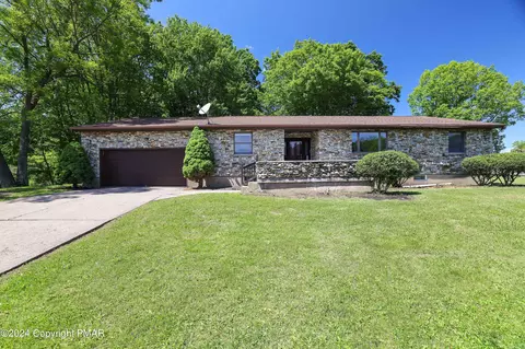 2267 Sunburst Dr, Hazle Township, PA 18202