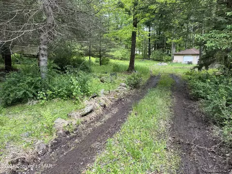 115 Lakewood Dr, Canadensis, PA 18325