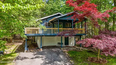 8203 Natures Dr, Tobyhanna, PA 18466