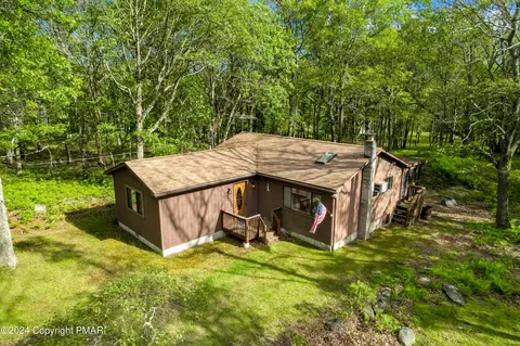 610 Mallard Ln, Bushkill, PA 18324