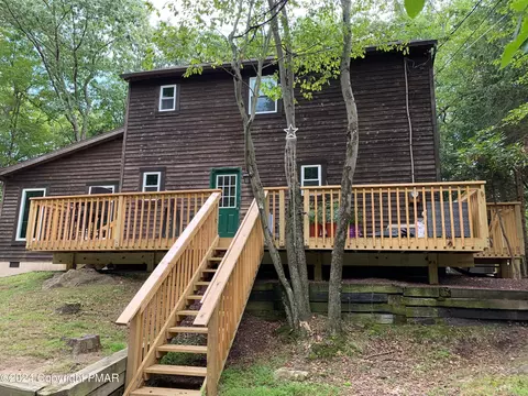 29 Wood St, Lake Harmony, PA 18624