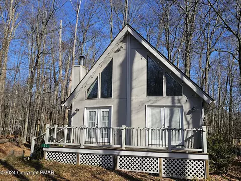 20 Minisink Dr, Pocono Lake, PA 18347