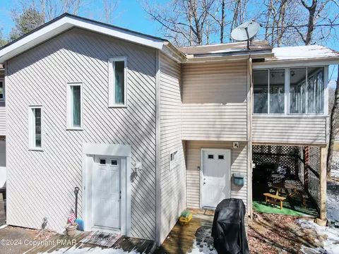 1708 Glade Dr, Long Pond, PA 18334