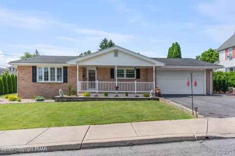 17 Dewey St, Roseto, PA 18013