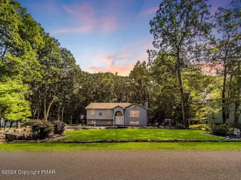 3317 Greenbriar Dr, East Stroudsburg, PA 18301