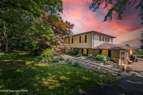 140 Rolling View Dr, Palmerton, PA 18071