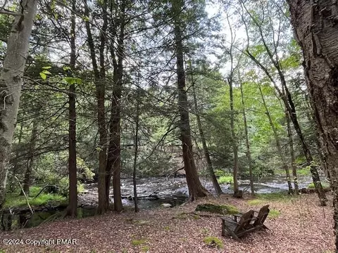 101 S Lehigh River Dr, Gouldsboro, PA 18424