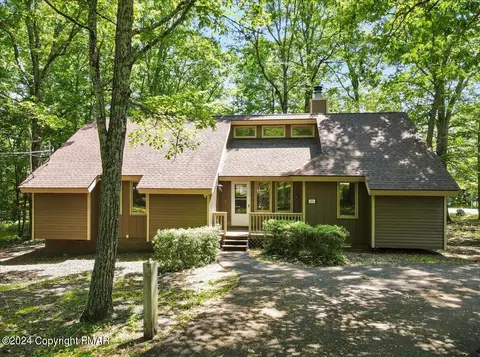 107 Stafford Dr, Bushkill, PA 18324