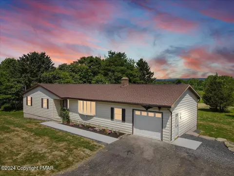 1591 Fawn Valley Dr, Brodheadsville, PA 18322
