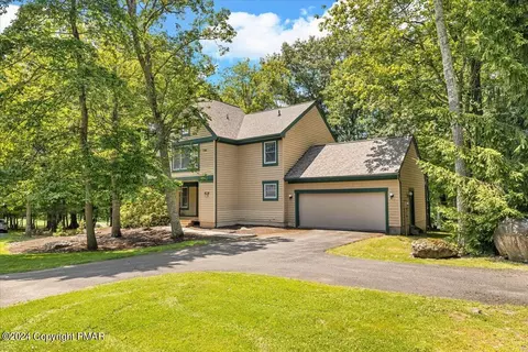124 Fox Run Rd, Buck Hill Falls, PA 18323