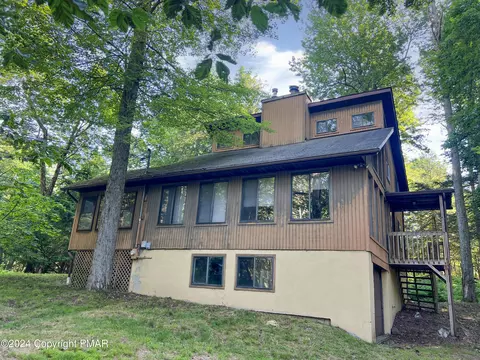 1012 H Pl, Gouldsboro, PA 18445