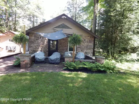 125 Mccauley Ave, Pocono Pines, PA 18350