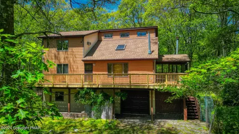 1106 Dogwood Ln, Bushkill, PA 18324