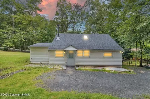 10 Halliday Dr, Hawley, PA 18428