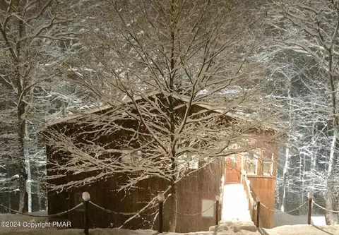 1076 Porter Dr, Bushkill, PA 18324