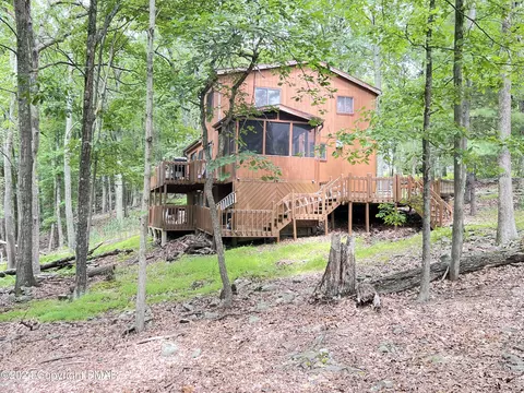 2152 Glasgow Dr, Bushkill, PA 18324