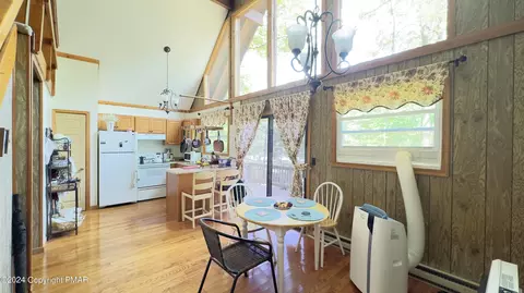 239 Saunders Dr, Bushkill, PA 18324 photo 4