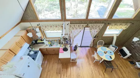 239 Saunders Dr, Bushkill, PA 18324 photo 3
